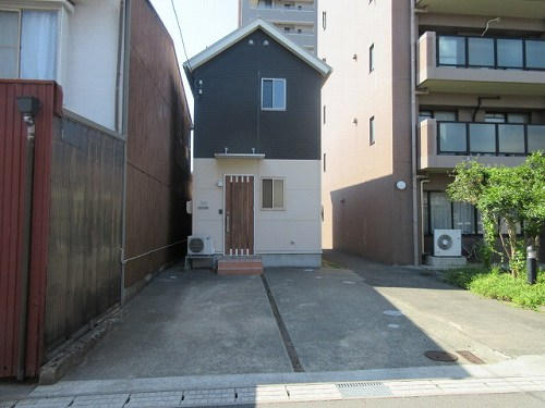 鳥取市地区(千代川以東・国府・駅南) 構造:木造2階建土地面積:106.9平米 ( 32.33坪 ) 建物面積:72.86平米 ( 22.04坪 )