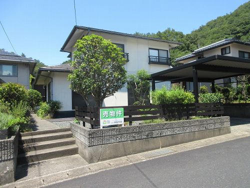 鳥取市地区(千代川以東・国府・駅南) 構造:軽量鉄骨造2階建土地面積:195.27平米 ( 59.06坪 ) 建物面積:93.68平米 ( 28.33坪 )