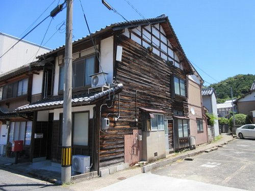鳥取市地区(千代川以西) 構造:木造2階建土地面積:102.47平米 ( 30.99坪 ) 建物面積:120.62平米 ( 36.48坪 )