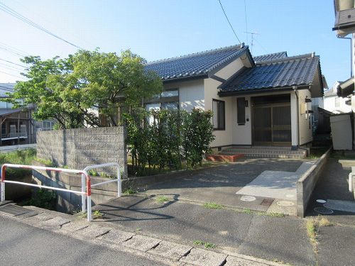 鳥取市地区(千代川以西) 構造:木造平屋建て土地面積:183.24平米 ( 55.43坪 ) 建物面積:69.14平米 ( 20.91坪 )