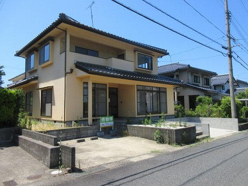鳥取市地区(千代川以東・国府・駅南) 構造:木造2階建土地面積:251.8平米 ( 76.16坪 ) 建物面積:166.18平米 ( 50.26坪 )