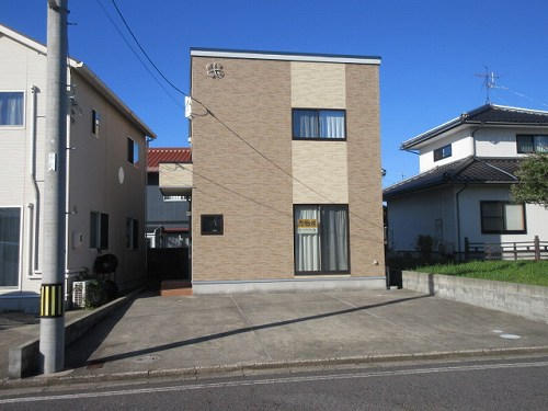 鳥取市地区(千代川以西) 構造:木造2階建土地面積:151.7平米 ( 45.88坪 ) 建物面積:89.42平米 ( 27.04坪 )