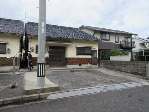 鳥取市地区(千代川以西) 構造:木造平屋建て土地面積:167.57平米 ( 50.68坪 ) 建物面積:83.04平米 ( 25.11坪 )